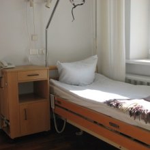 Палаты одно- и двухместные, оснащены связью с сестринским постом, кровати с электорорегулировкой, в каждой палате отдельный санузел, телевизор, телефон и холодильник